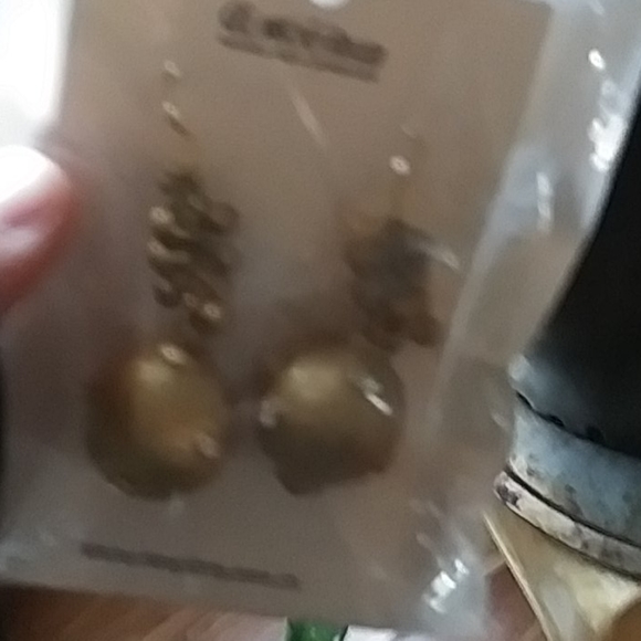 Earings - Picture 2 of 4